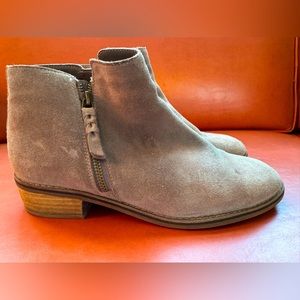 Blondo waterproof Liam ankle boot, size 9.5, mushroom grey.
